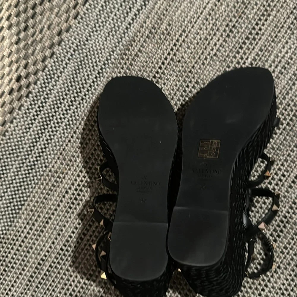 Valentino Garavani Rockstud NWOT ankle strap wedge sandal - Picture 16 of 16